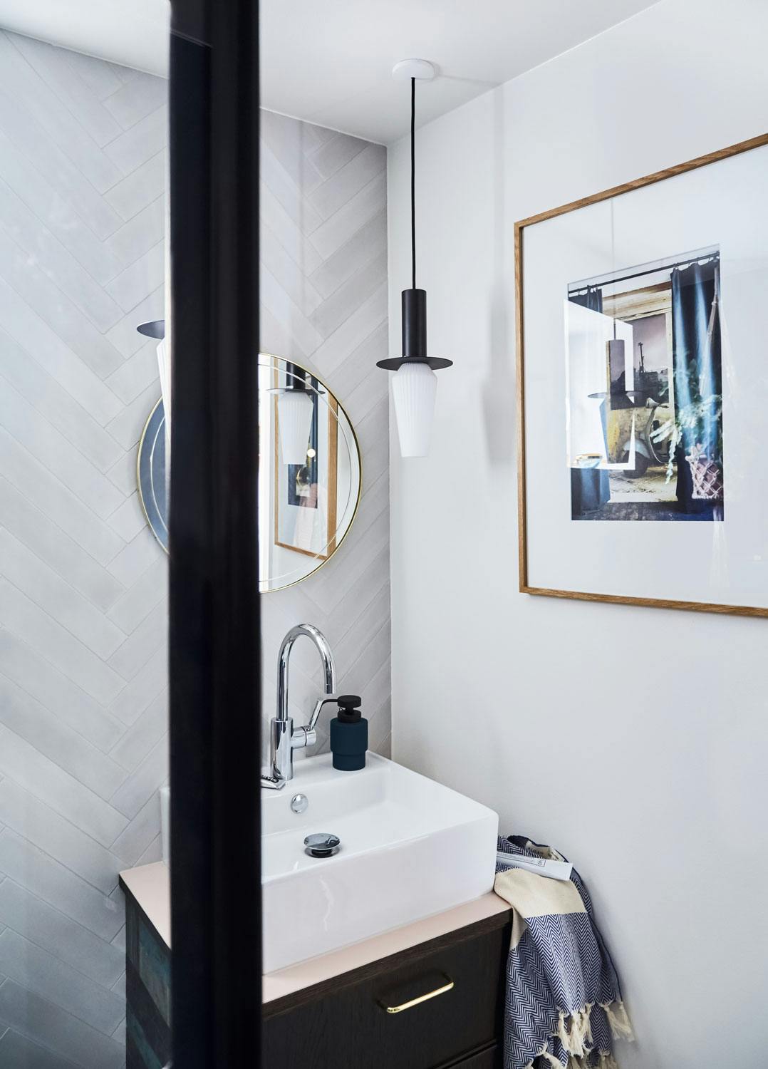 Kjøkkenskap til badet Ikea-kjøkken ble bygd om til baderomsskap